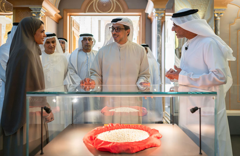 منصور بن زايد يفتتح معرض «إماراتُ الدُّرِ والطيب: إرثٌ متأصلٌ ومستقبلٌ متجدّد» في قصر الوطن احتفاءً بعبق التاريخ الإماراتي وأصالة مفرداته 