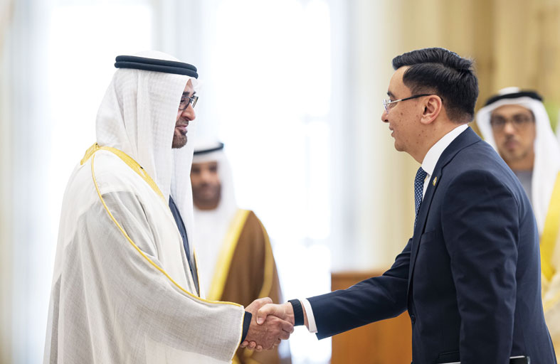 رئيس الدولة يتسلم أوراق اعتماد عدد من السفراء المعتمدين لدى الدولة بحضور منصور بن زايد 