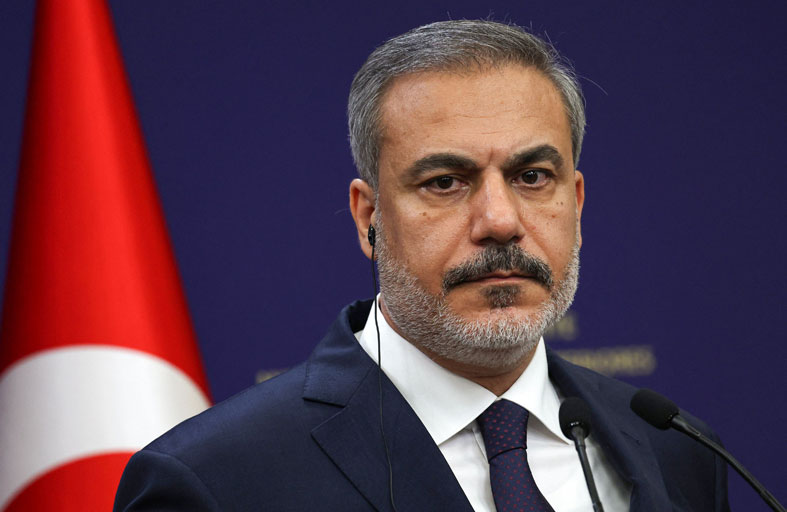 صحيفة: لماذا رفض وزير خارجية تركيا معانقة بلينكن؟
