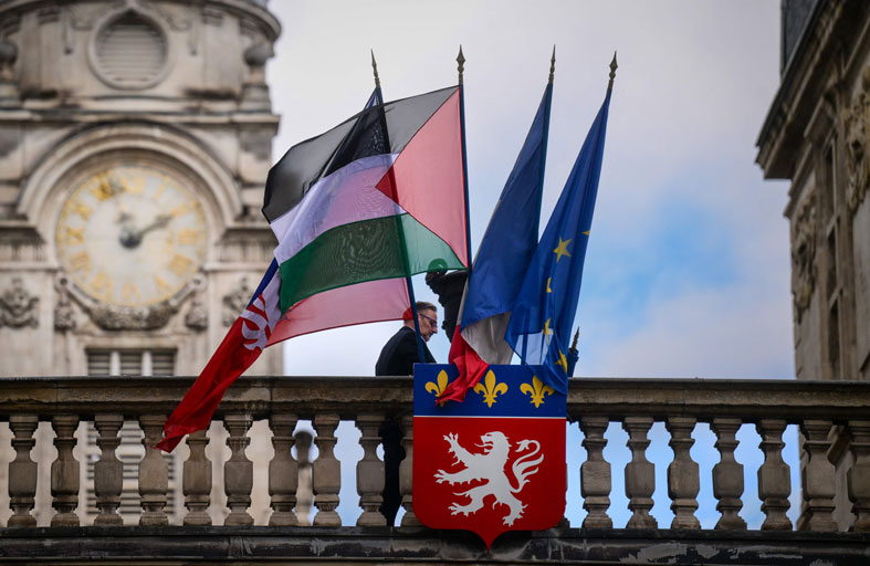 انقسام في فرنسا بشأن رفع العلم الفلسطيني على مباني بلديات 