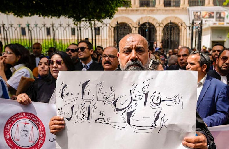 تونس.. تمديد التحفظ على إعلاميَين بارزَين والمحامون يضربون 