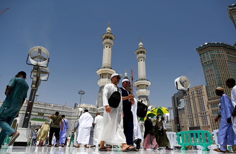 مكة المكرمة تفيض بالحجاج مع بدء موسم الحج 