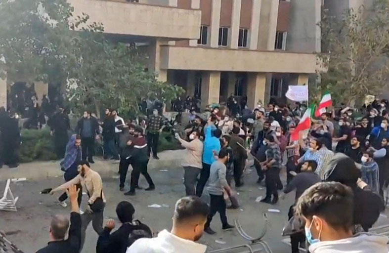 رغم تهديدات الحرس الثوري.. الاحتجاجات تعم إيران