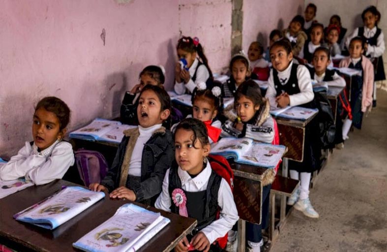 مدارس مكتظة ومنهكة في قطاع تعليمي يفتقد التمويل بالعراق 