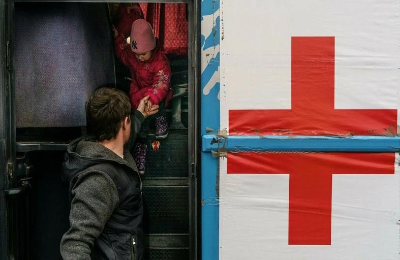 كييف تتهم الصليب الأحمر بترحيل أوكرانيين إلى روسيا 