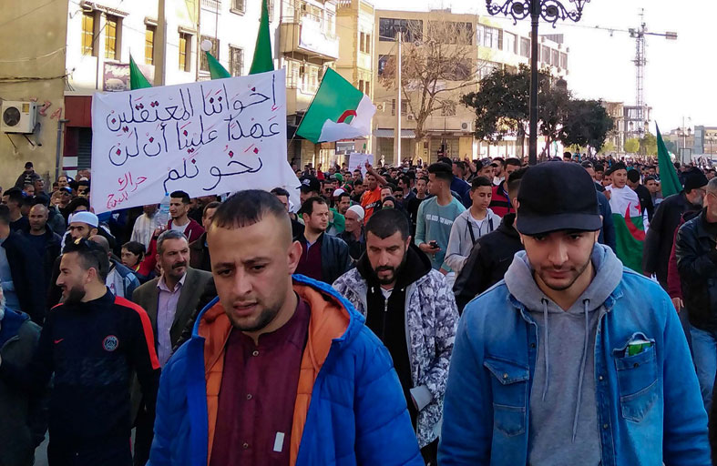 إلى أين يتجه الحراك في الجزائر بعد عام على انطلاقه؟  
