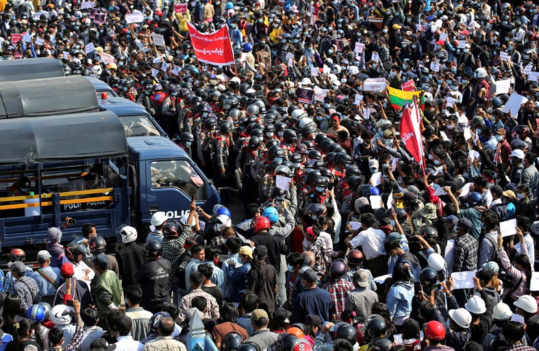 تظاهرات حاشدة في بورما احتجاجاً على الانقلاب 