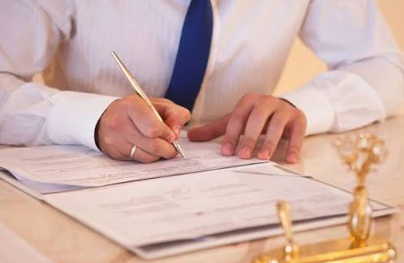 بدلاً من والديه.. يوصي  بـ 2.8 مليون دولار إلى صديقه