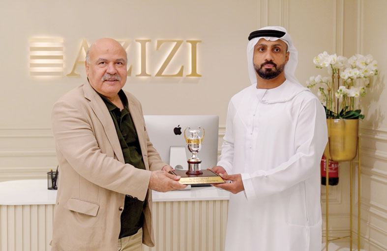 ميرويس عزيزي يتسلم جائزة تقديرية من نادي دبي لسباق الخيل