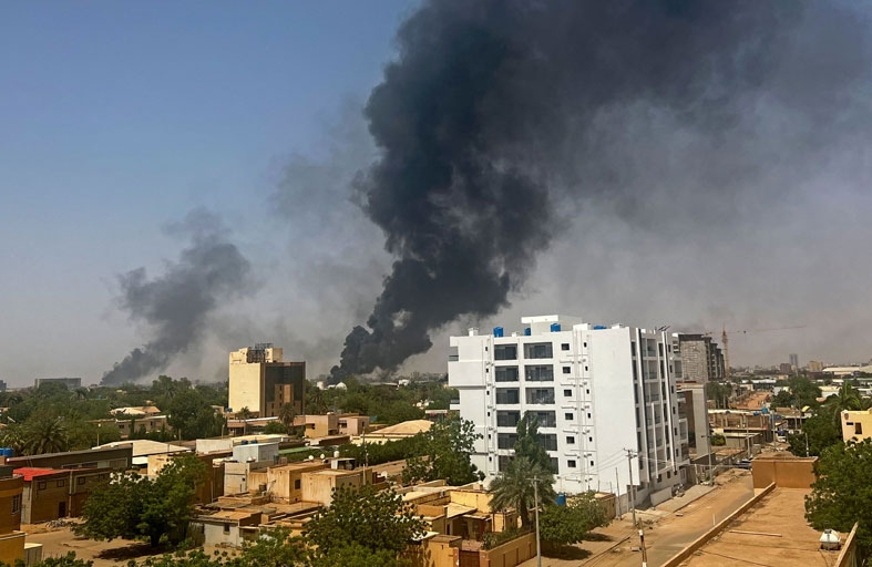 من خلاف الدمج إلى الانقسام المسلح.. كيف اشتعل السودان؟
