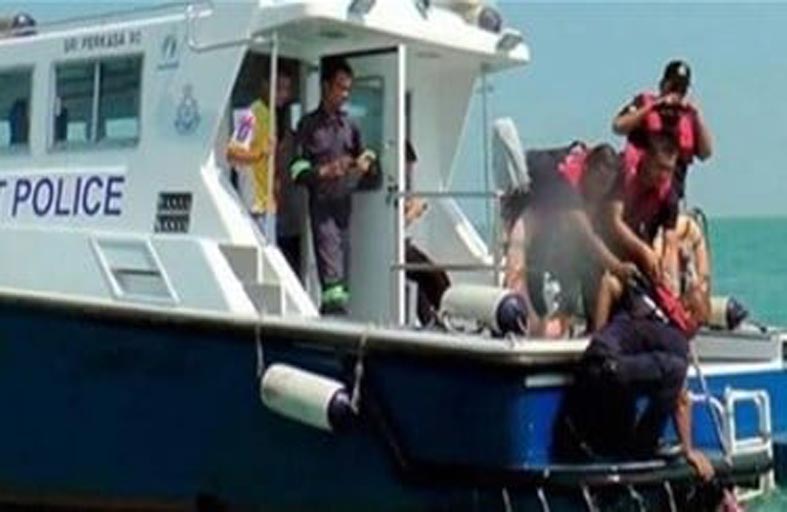 تحرير عبّارة على متنها 839 شخصًا جنحت قبالة إندونيسيا