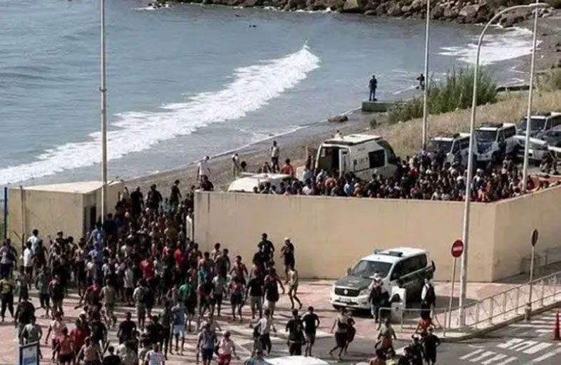 البيت الأبيض يستغل صور المهاجرين في سبتة للدفاع عن سياسة ترامب 