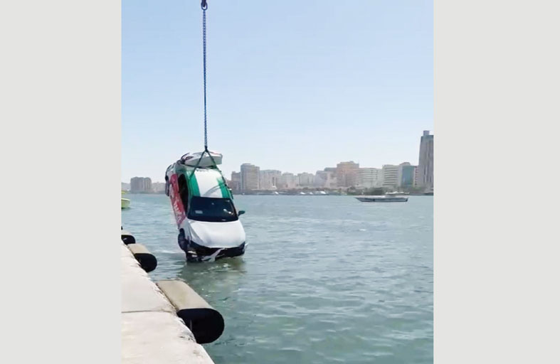 هيئة الشارقة للدفاع المدني تنقذ سائقاً سقطت مركبته في خور الشارقة