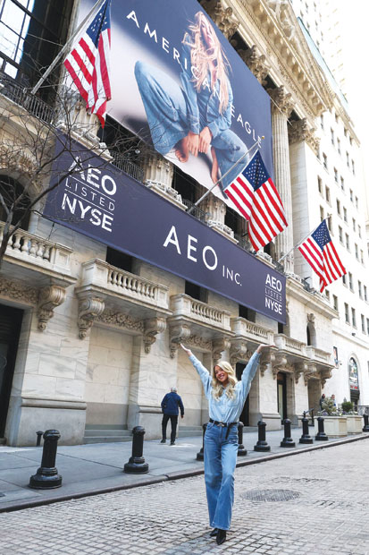 الممثلة الأمريكية سيدني سويني تقف أمام بورصة نيويورك بعد أن قرعت جرس الافتتاح احتفالاً بإطلاق علامة «أمريكان إيجل» التجارية. ا ف ب