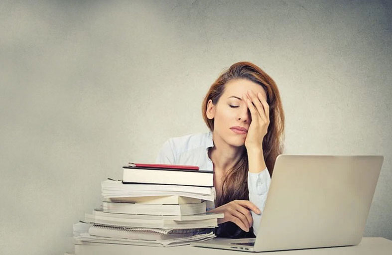 ضغط العمل المستمر قد يكون سببًا خفيًا لتكرار الصداع