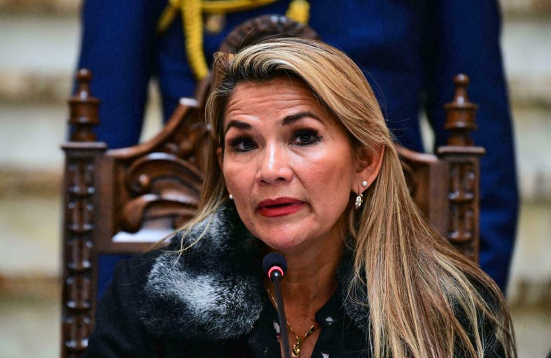الرئيسة الانتقالية السابقة لبوليفيا حاولت «إيذاء نفسها»