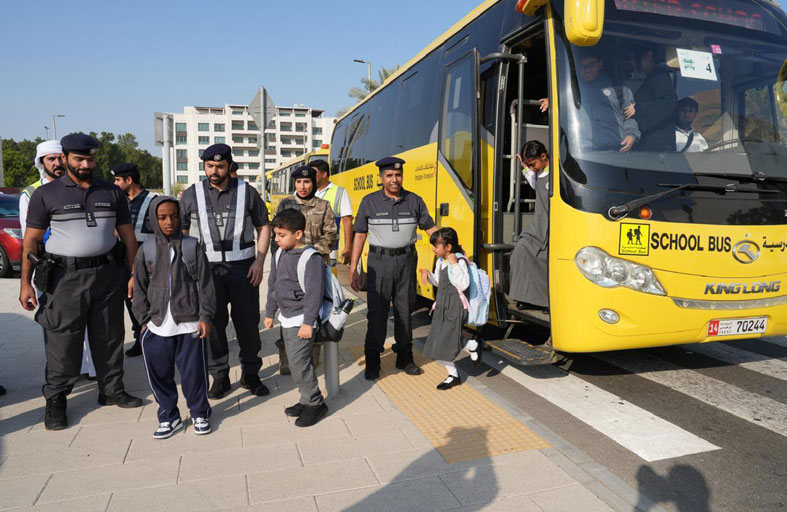شرطة أبوظبي تستقبل الطلبة بالهدايا والرسائل التوعوية مع بدء العام الدراسي الجديد