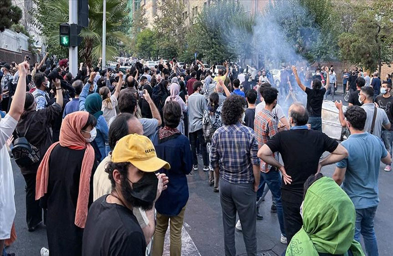 احتجاجات إيران تتحدى الموت.. والغرب يستطيع خنق النظام