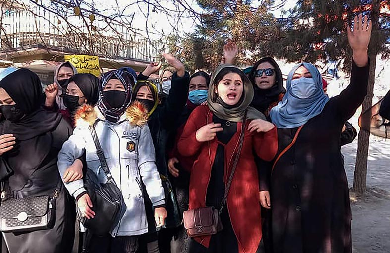 مجلس الأمن يدعو طالبان إلى التراجع عن القيود على النساء 