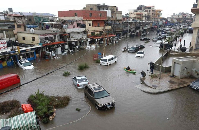 سيول مفاجئة تغمر الطرق في لبنان.. ومسؤول يلوم «تغير المناخ»