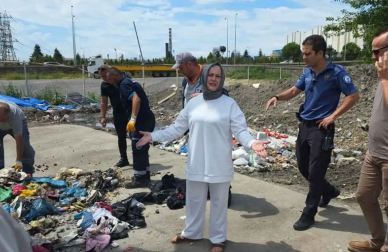 تُجبر عمال النظافة على  البحث عن ثروتها في النفايات