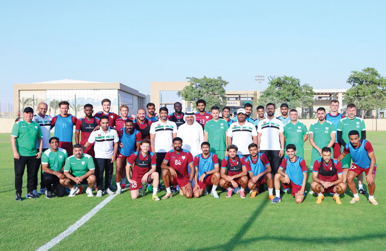 سفير الإمارات لدى مصر يزور معسكر الفريق الأول لكرة القدم لنادي دبا الحصن ويطلع على البرنامج الإعدادي للفريق