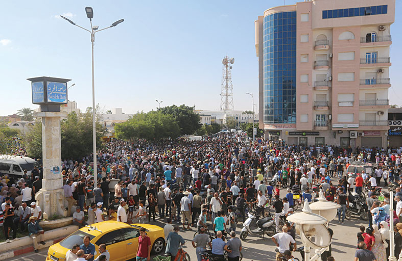 اضراب عام وتظاهرة بالآلاف في جرجيس التونسية 