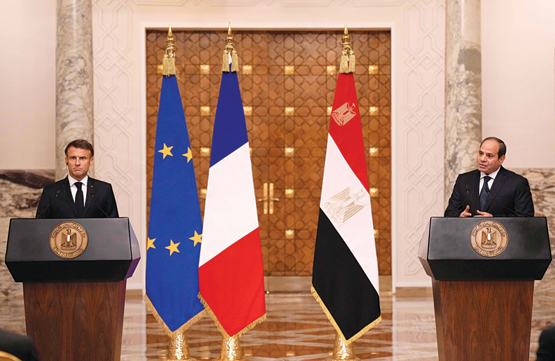 السيسي وماكرون يؤكدان أهمية عدم اتساع الحرب في غزة والعودة لمسار السلام
