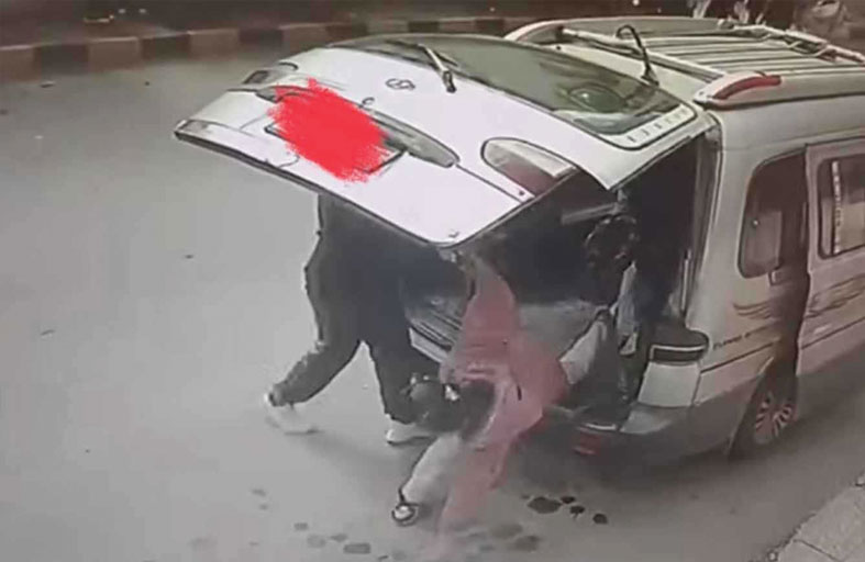 القبض على سائق ألقى بطفلته من باص