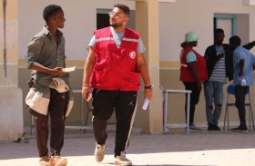إجلاء مهاجرين عالقين عند الحدود التونسية الليبية 