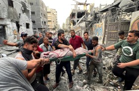 سكان غزة المذعورون يحاولون الاتصال بذويهم مع عودة الاتصالات