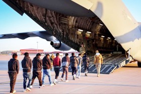أفريقيا الوسطى توافق على استقبال مهاجرين مرحّلين من الولايات المتحدة