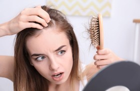 تساقط الشعر عند النساء.. الأسباب والعلاج وأبرز العلامات