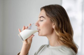 هل يؤثر تناول الحليب سلبا على جمال بشرتك؟ وما البدائل المتاحة؟