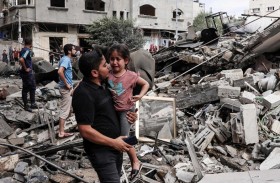  في غزة..  بحث يائس عن الأحباء وسط الركام