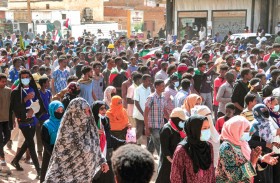 السودانيون يعودون إلى الشارع وانقطاع خدمة الإنترنت