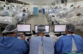 تفشٍ قياسي لكوفيد في أمريكا وملكة بريطانيا تتلقى اللقاح 