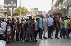 عودة إلى الطوابير.. لبنانيون ينتظرون لساعات لشراء الخبز 