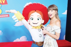 تايلور سويفت تكشف تفاصيل أغنيتها الجديدة لفيلم toy story 5
